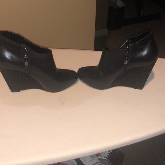 Guess black booties with snake print on the heel. - Picture 5 of 9